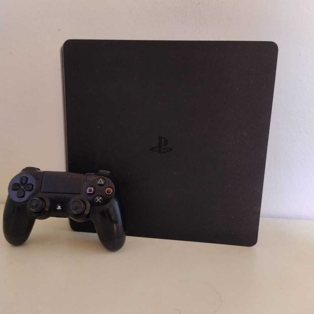 Consola Playstation 4 Sony + 1 Joystick – Usada